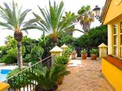 Marbella: Chalet con piscina, garaje, casa de invitados en venta