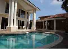Alquilo amplia residencia semi-amueblada con piscina., US$ 3,250.00
